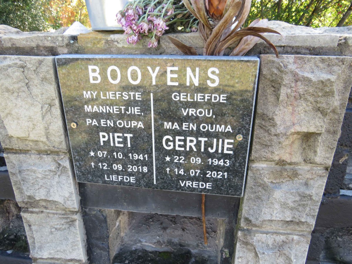 BOOYENS Piet 1941-2018 &amp; Gertjie 1943-2021